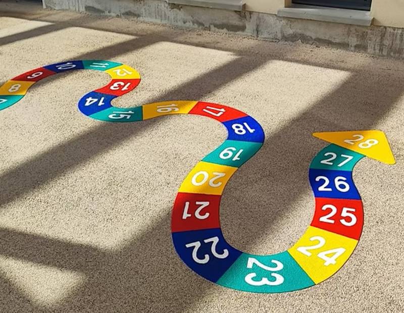 Création de marquages au sol dans une cour de maternelle pour parcours d’équilibre et ateliers interactifs à Aix-en-Provence