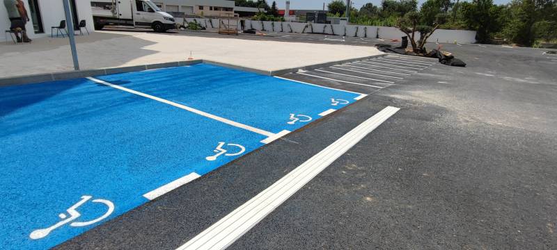 Marquage au sol de parking, emplacements PMR et bande guide dans les Bouches-du-Rhône